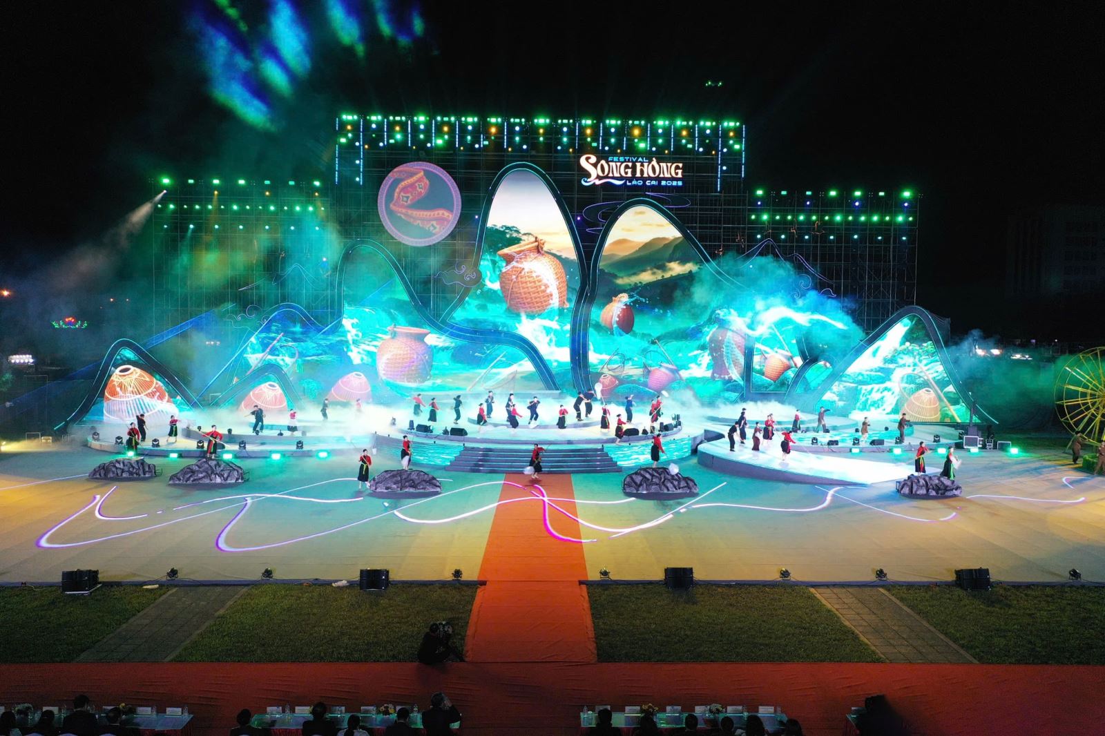 Thi công sân khấu sự kiện Tuần lễ Festival Sông Hồng năm 2025